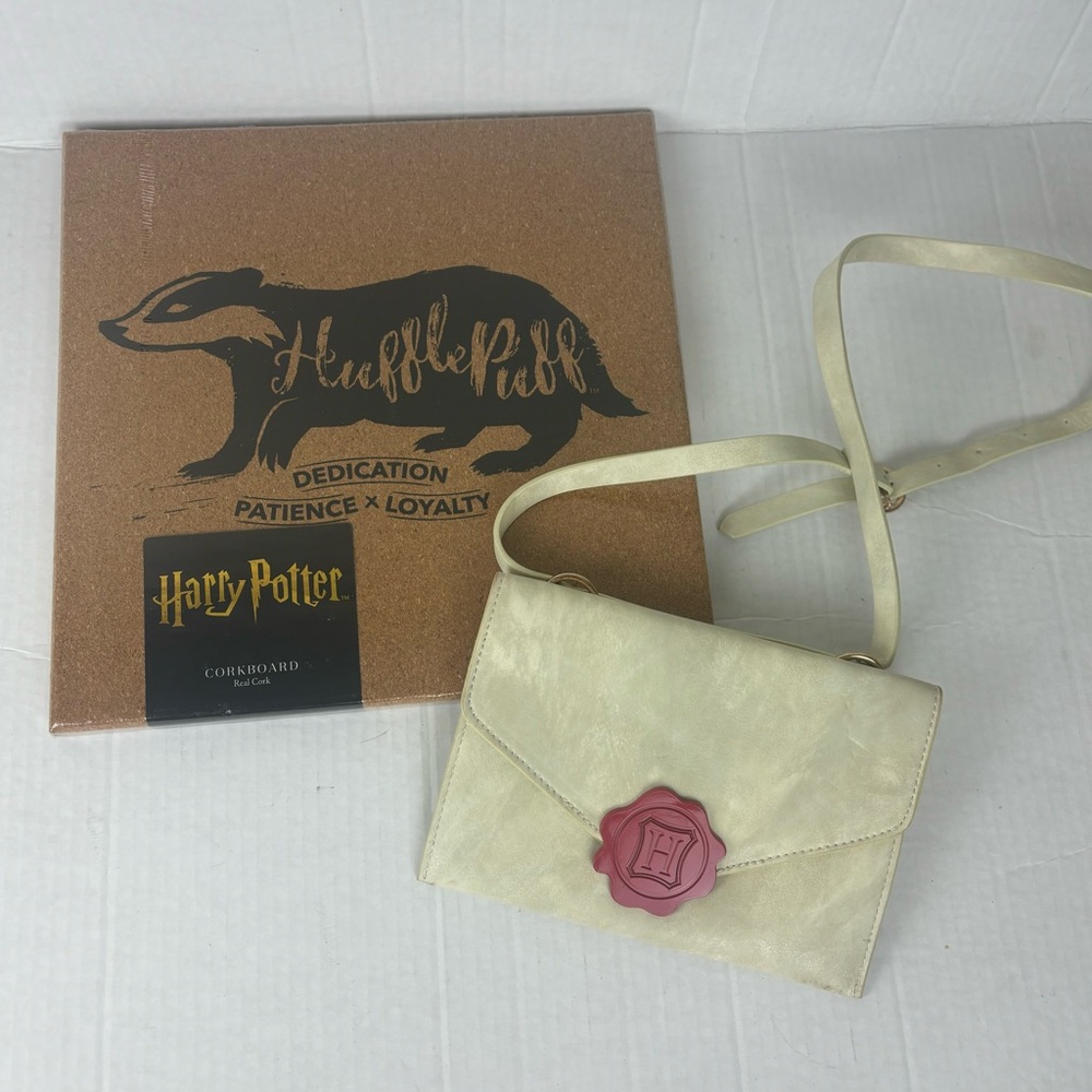 Harry Potter-small-Acceptance Lettercrossbody bag and Hufflepuff corkboard